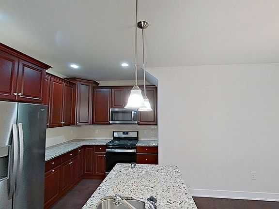 5th image of 711 Lakeview Ct