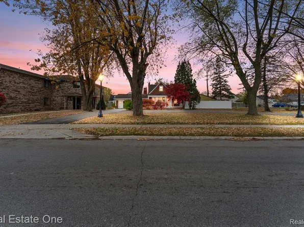 1353 Ford Ave, Wyandotte, MI 48192