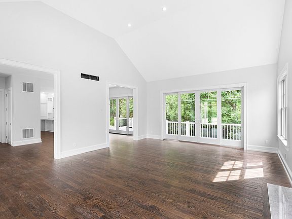 3rd image of 52 Quogue St #4