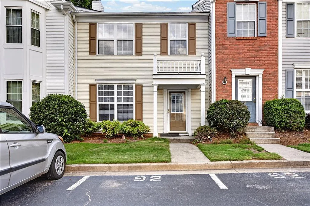 3 bed, 2.5 bath, 1370 sqft, $2,000 — Photo 2