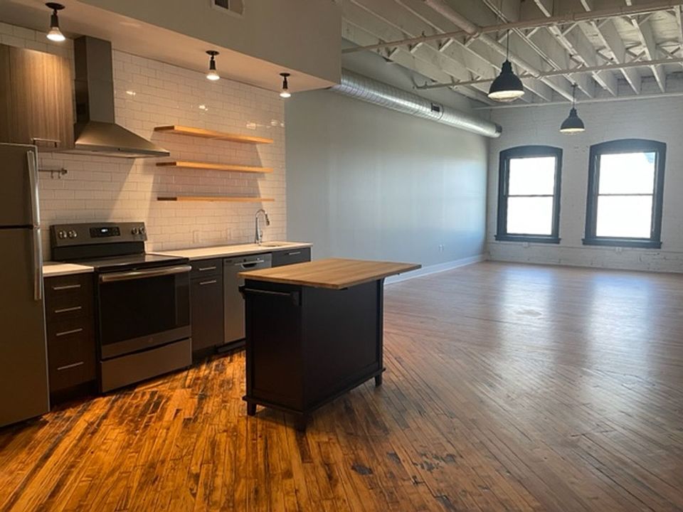 1st image of 2570 Farnam St #207