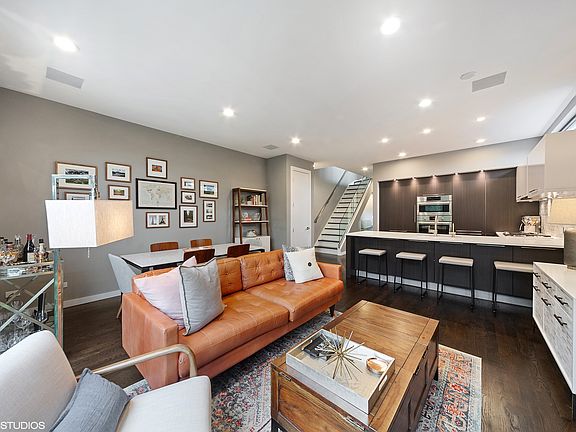 4th image of 937 N Honore St #3