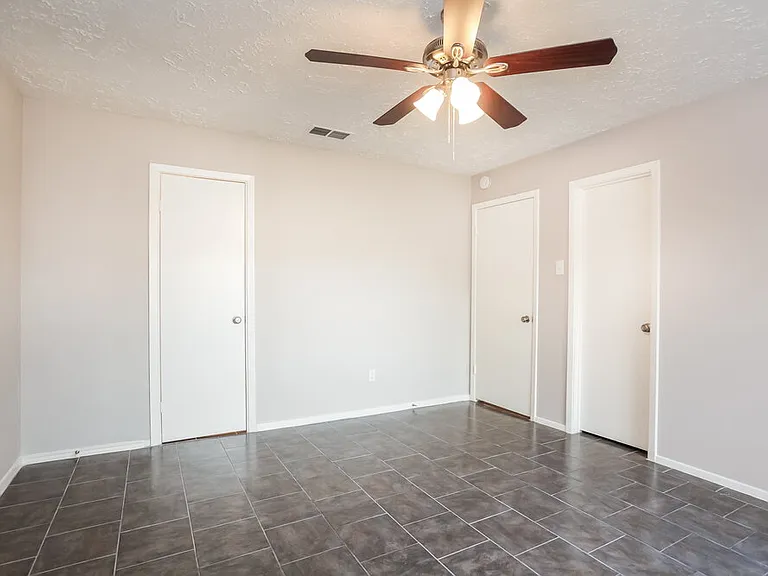 3915 Vineyard Dr — Photo 9