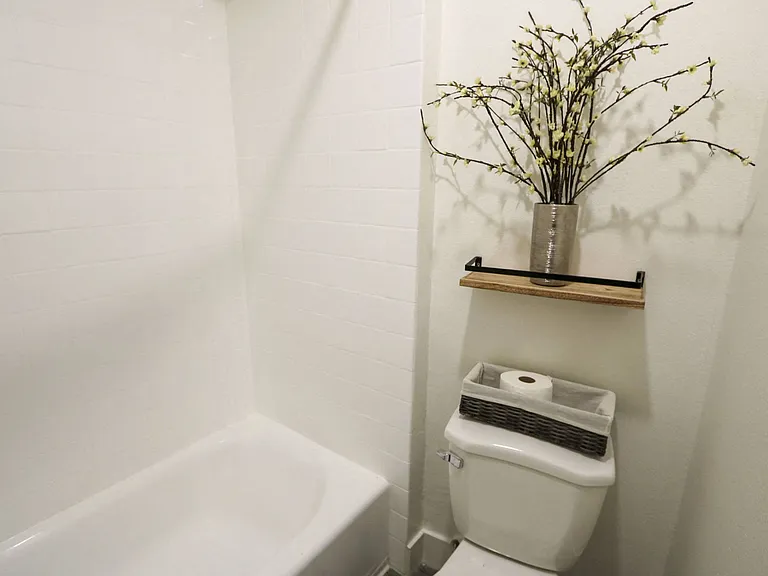 Westwood Riviera Apartments — Photo 39
