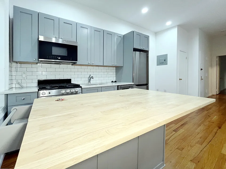 350 Bedford Ave #6