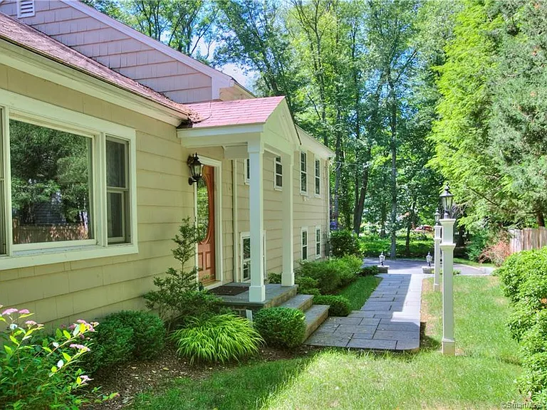 8 Lone Pine Ln — Photo 31
