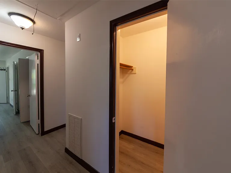 8826 Roos Rd — Photo 25