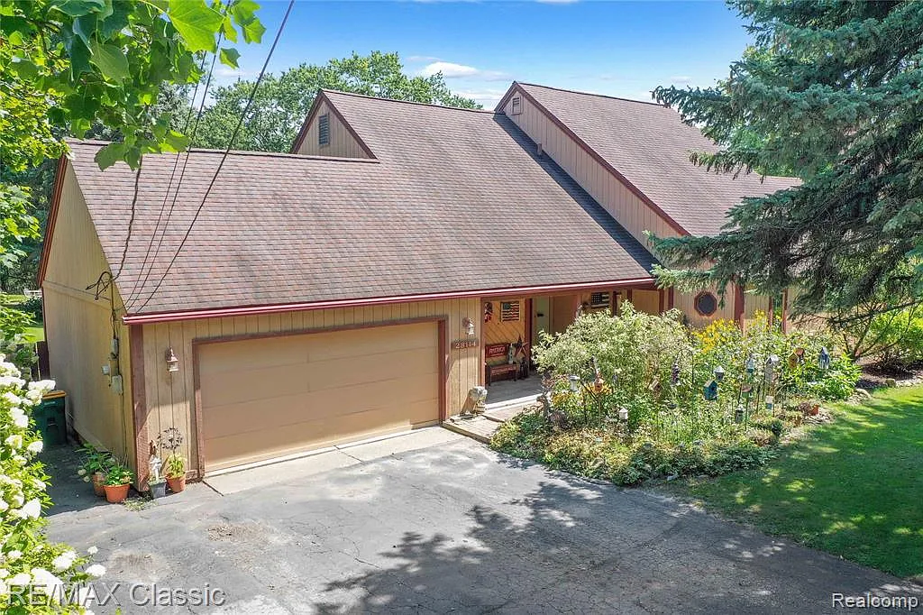 28114 Greening St photo 1