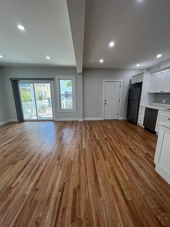 4 bed, 9999 sqft, $3,750 — Photo 3