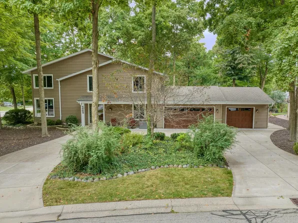 4665 S Delphine DRIVE, New Berlin, WI 53151
