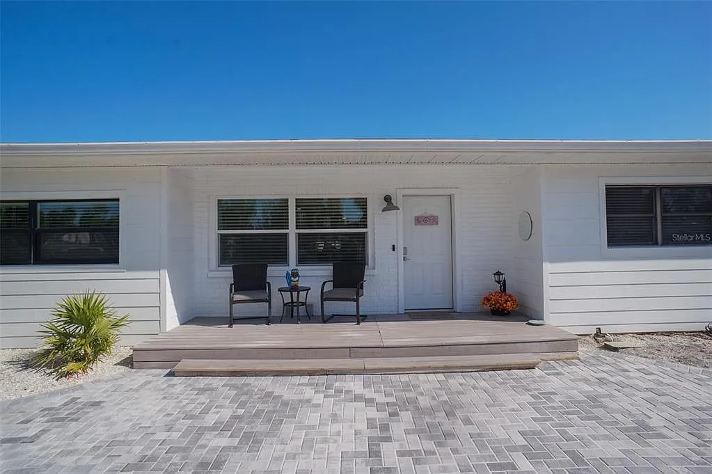 3 bed, 3.0 bath, 2056 sqft, $6,000 — Photo 2