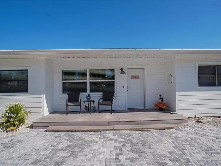 929 Lantana Ave — Photo 2