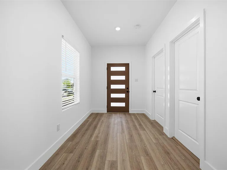 801 E 32nd 1/2 St #A — Photo 15