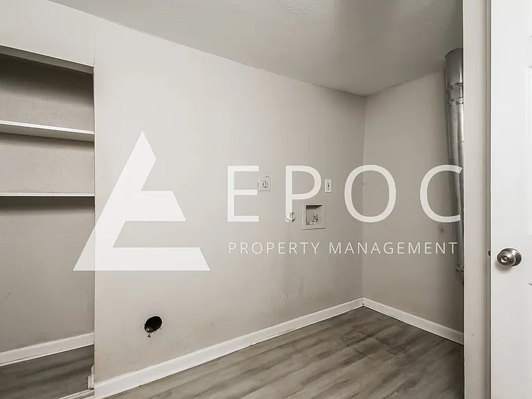 1565 N Elgin Ave — Photo 8