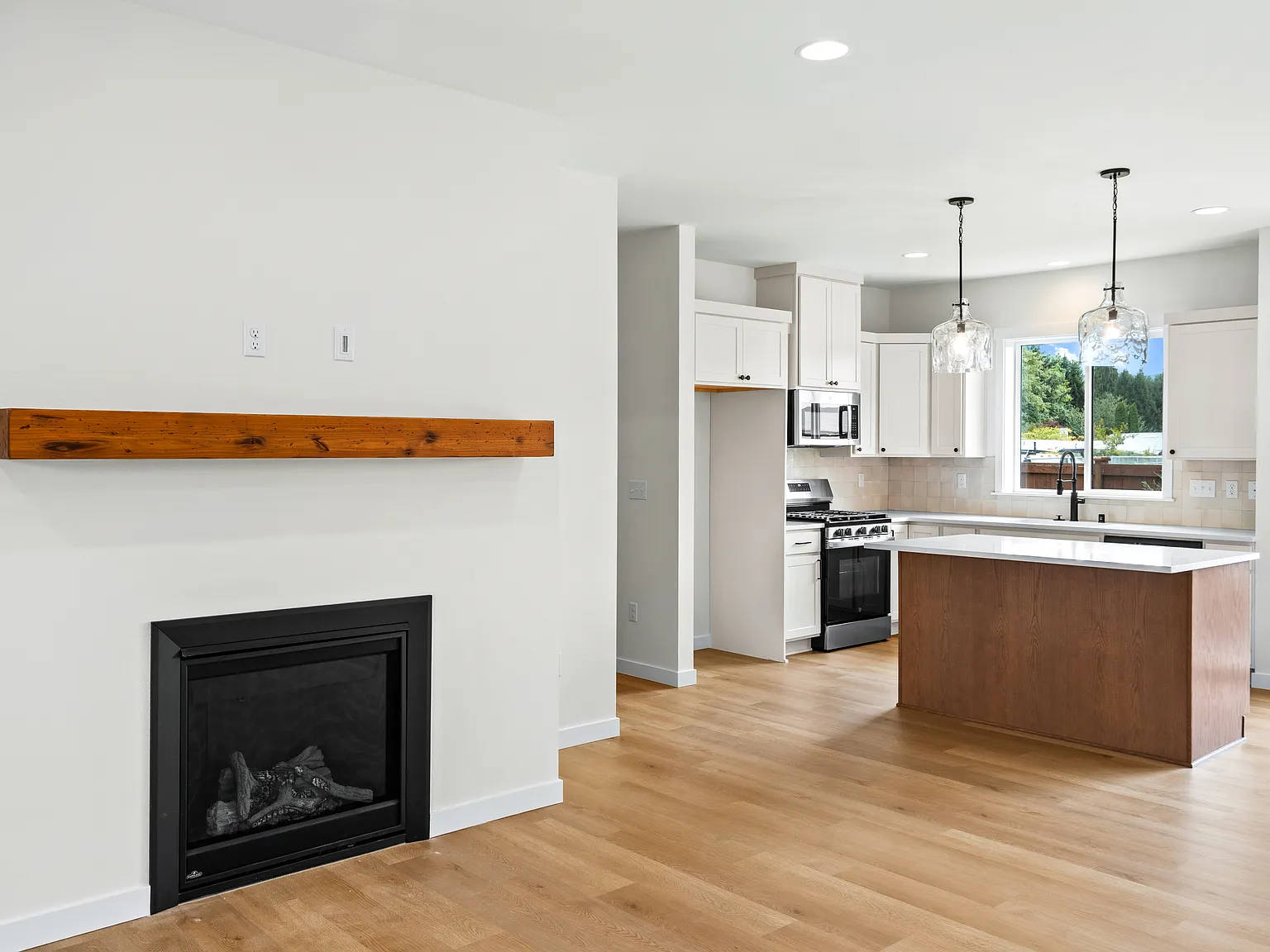 3 bed, 2.5 bath, 1663 sqft, $3,650 — Photo 3