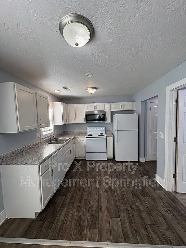3 bed, 1.0 bath, $995 — Photo 4