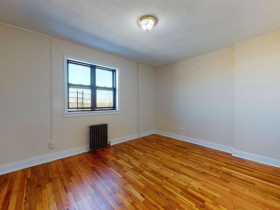 3rd image of 20-44 Crescent St APT 3A