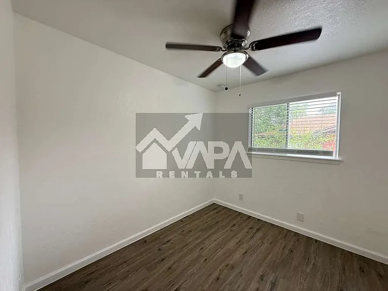 5419 Lake Grove Dr — Photo 17