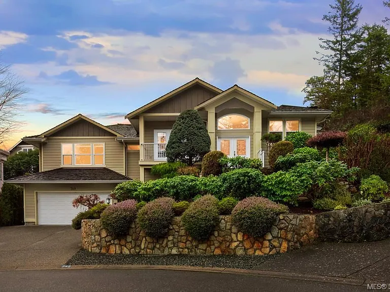 749 Wesley Ct — Photo 1