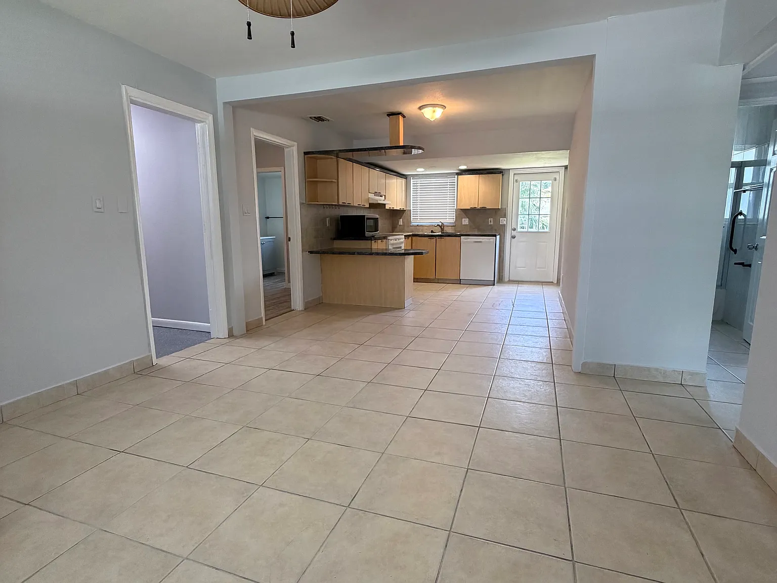 4 bed, 1100 sqft, $2,300 — Photo 3
