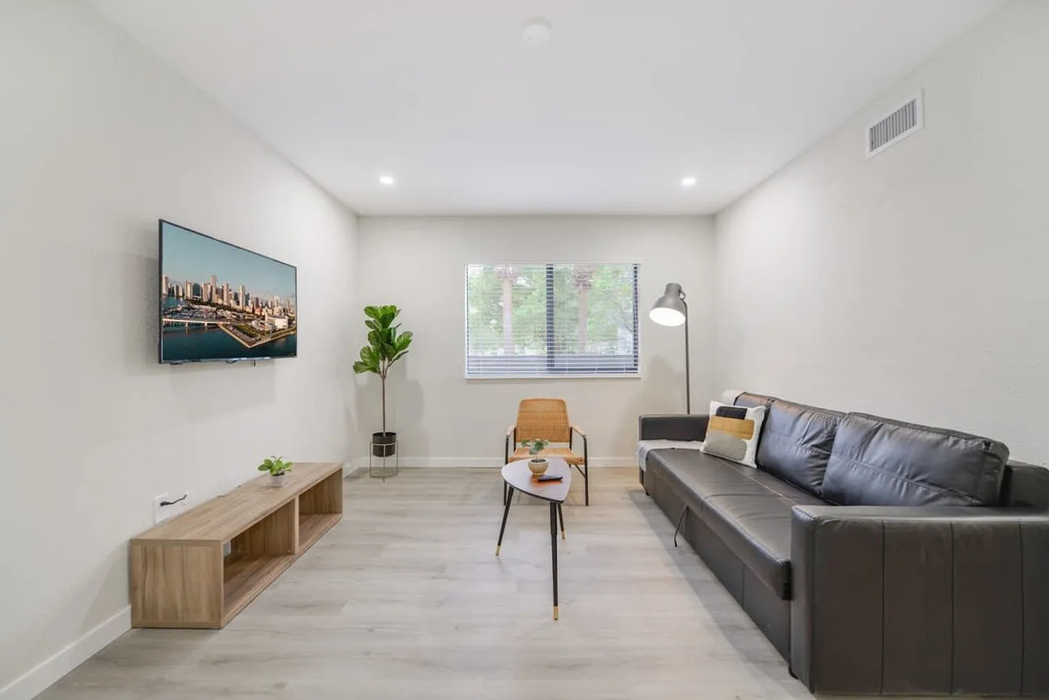 1 bed, 1.0 bath, 635 sqft, $2,057 — Photo 1