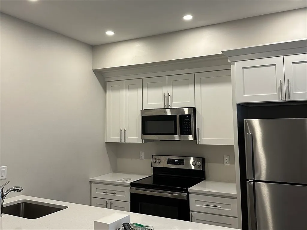2 bed, 1.0 bath, 824 sqft, $3,000 — Photo 1