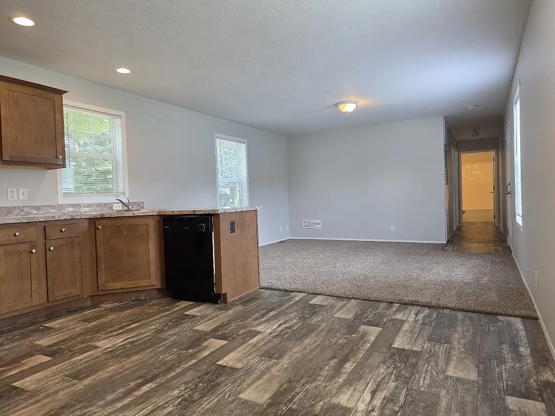 Convienent And Comfort Living! — Photo 2