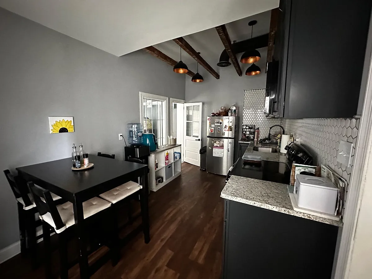 Building Photo - 1204 Delaware Ave #3