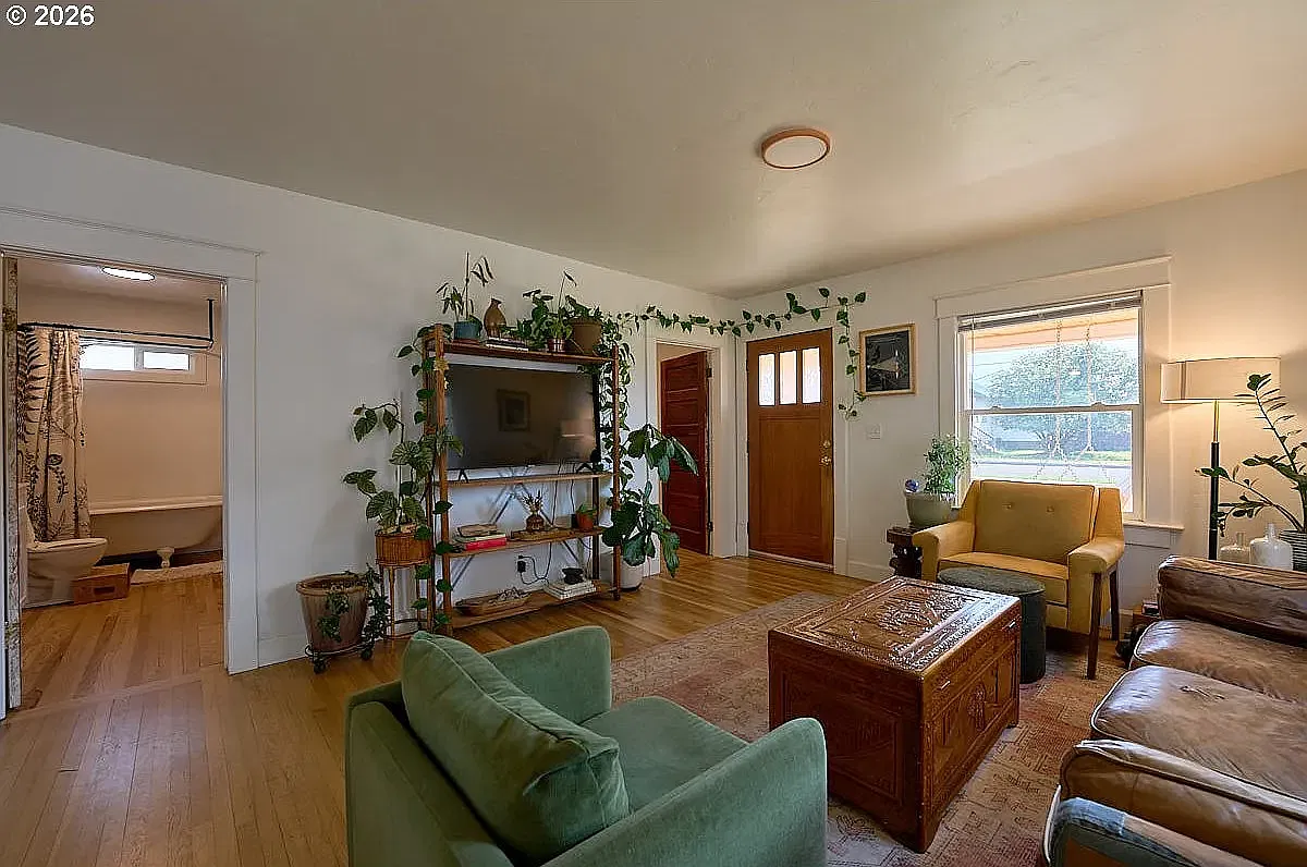 2 bed, 880 sqft, $1,700 — Photo 2