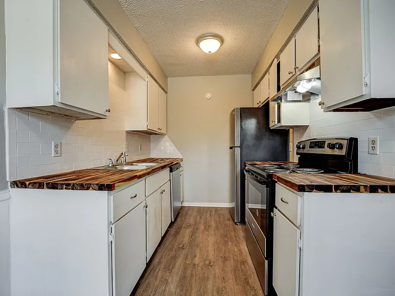 The Cottonwood: 1 & 2 Bedroom Apartments — Photo 2
