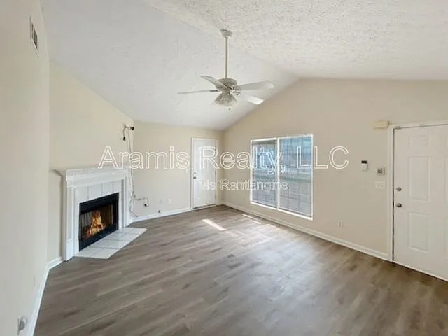3 bed, 2.0 bath, 1320 sqft, $1,425 — Photo 2