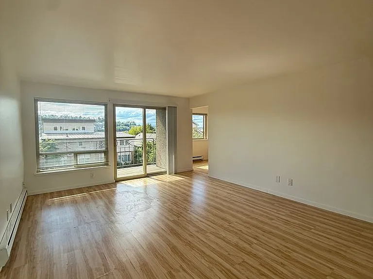 2210 Yale Ave E — Photo 8