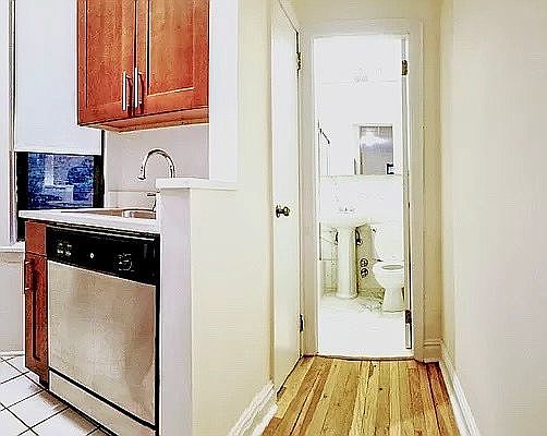 4th image of 240 E 80th St #4A