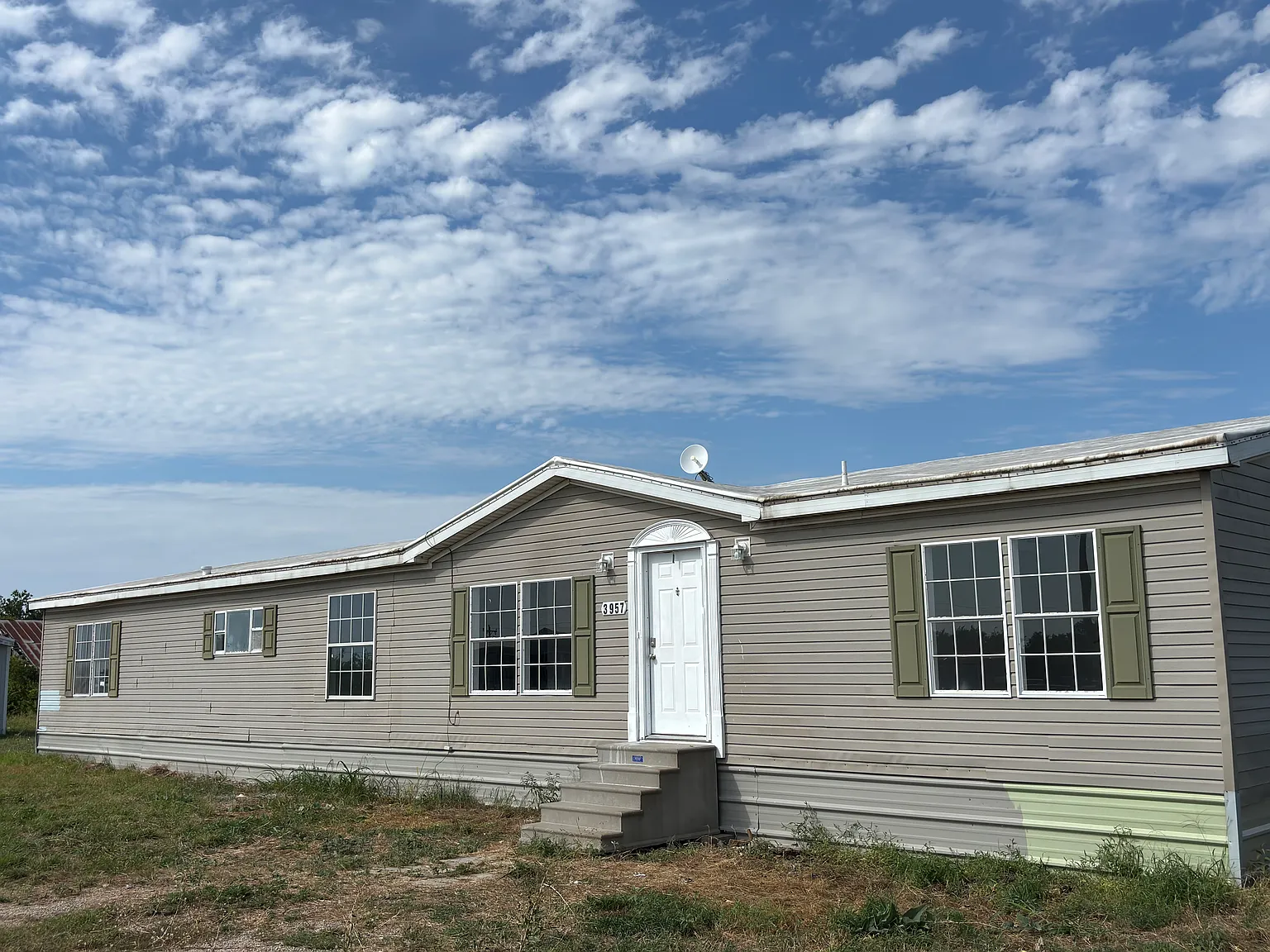 4 bed, 2400 sqft, $1,695 — Photo 2