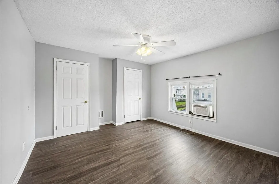3 bed, 1125 sqft, $2,100 — Photo 4