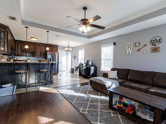 4th image of 1572 La Brea Cir