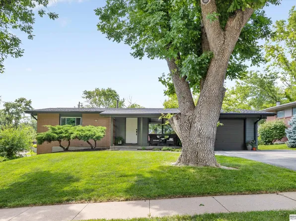 9638 Maple Dr, Omaha, NE 68134