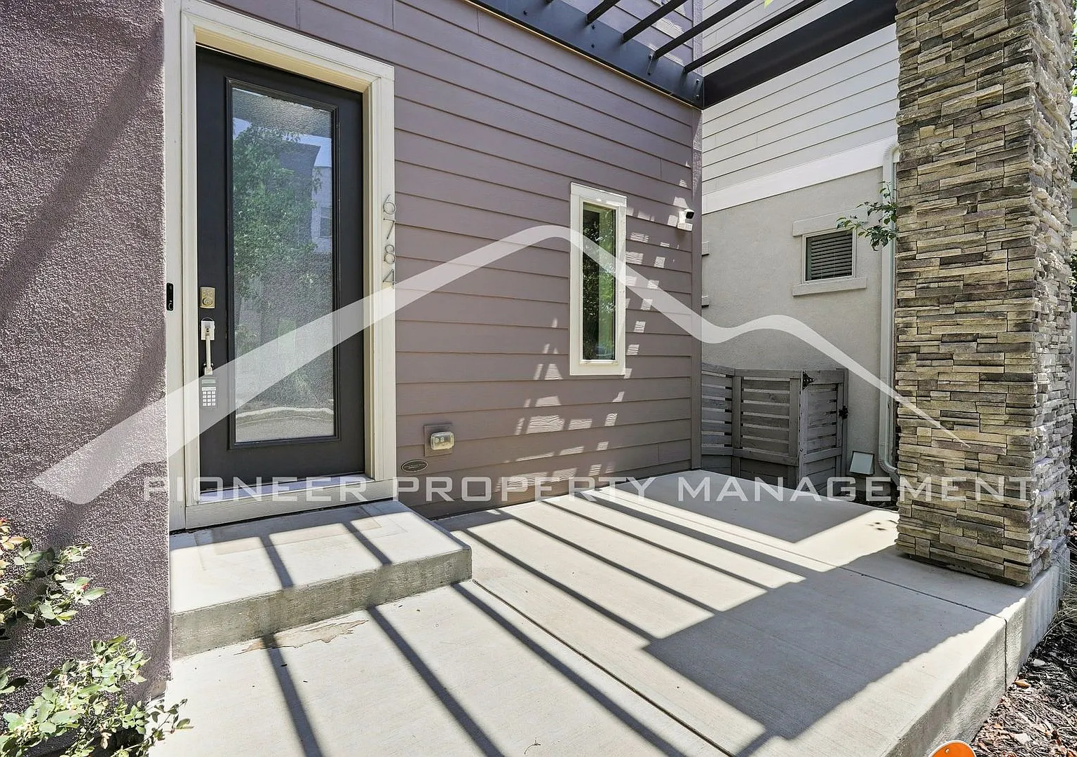Gorgeous Home with Central AC and Washer/Dryer — Photo 2