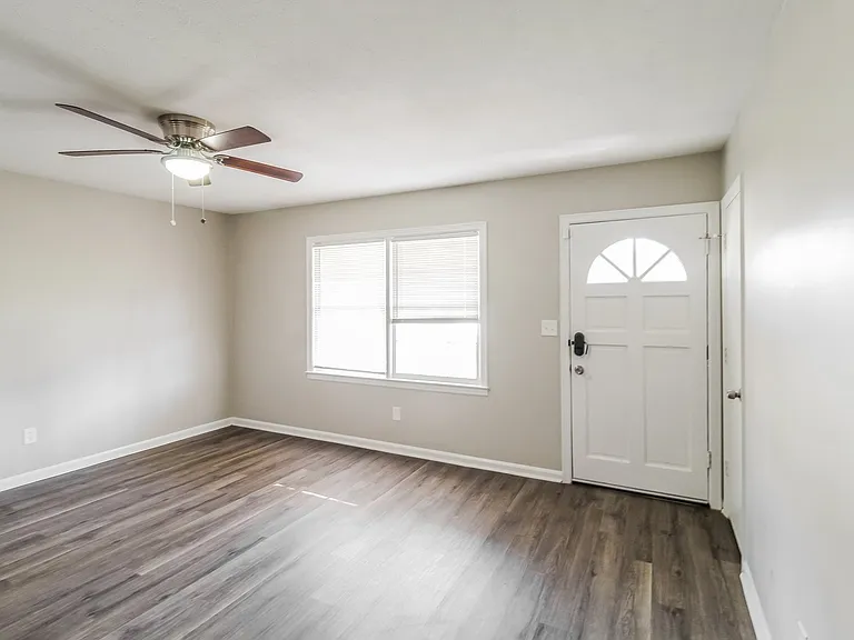 1049411_019_living_room_13622073.jpg