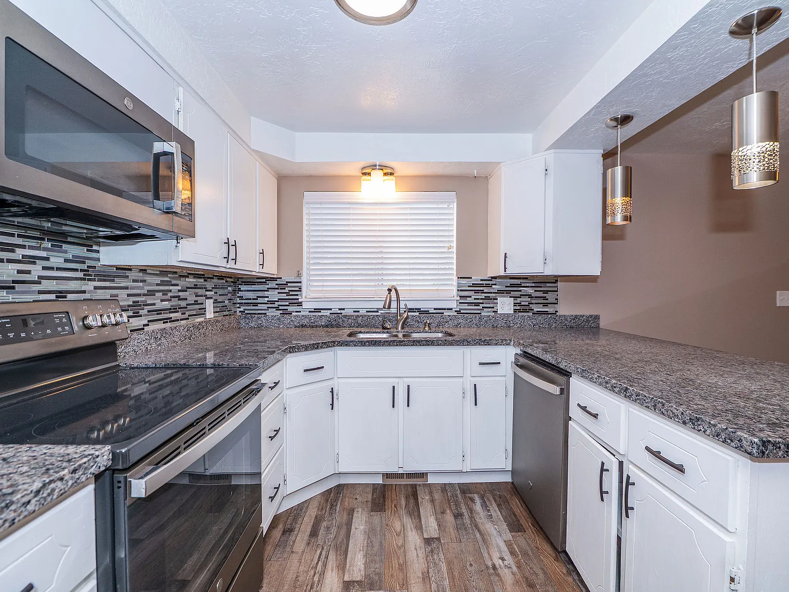 3 bed, 2.5 bath, 1800 sqft, $1,800 — Photo 4