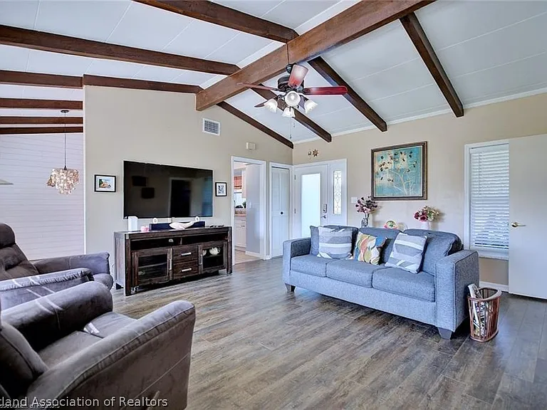 136 Ida Ave — Photo 3