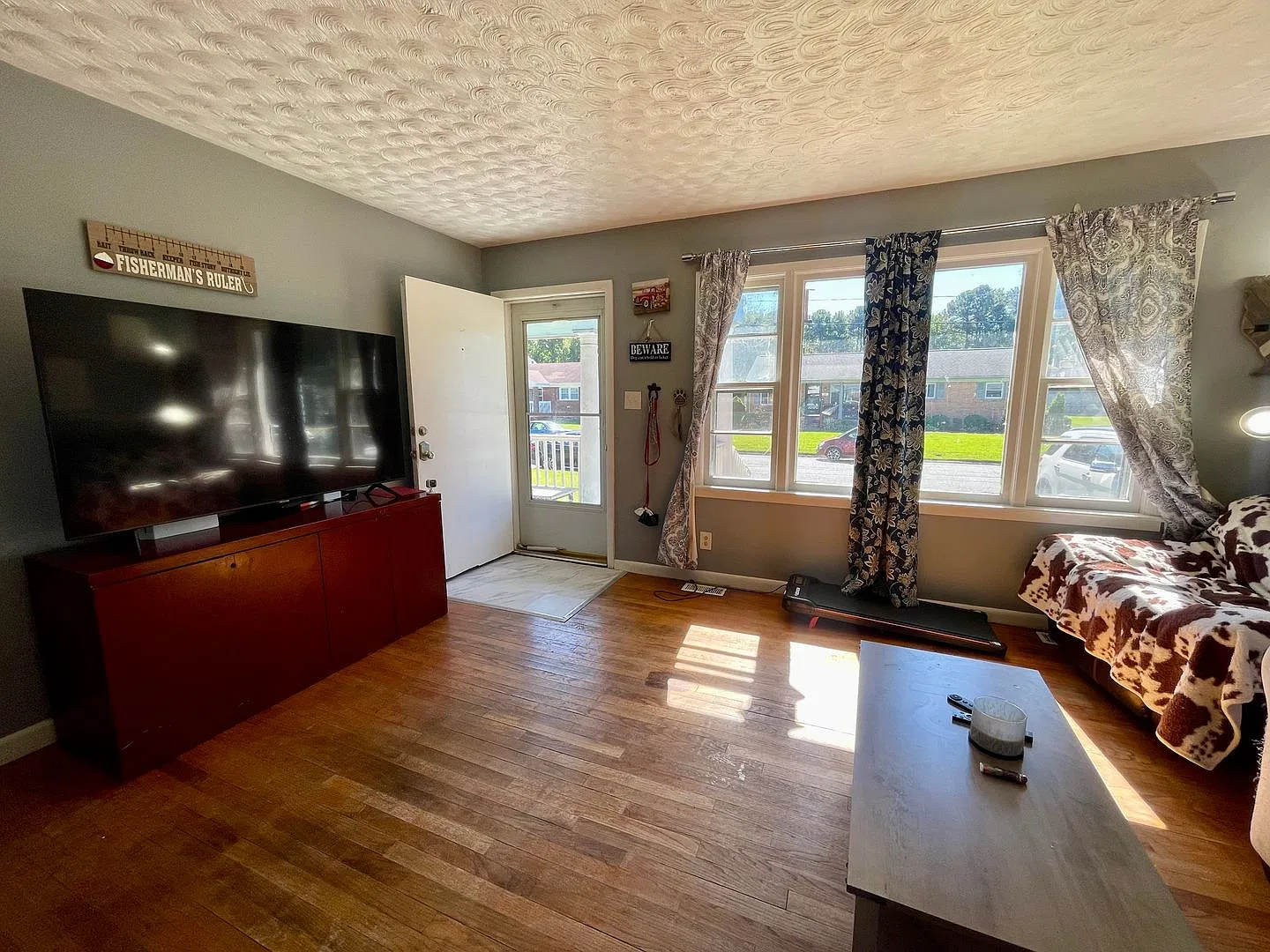 Cozy 3-Bedroom Home with Spacious Backyard — Photo 4
