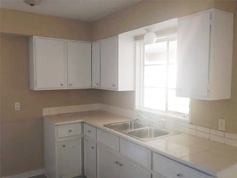 2920 Oak Forest Dr — Photo 8