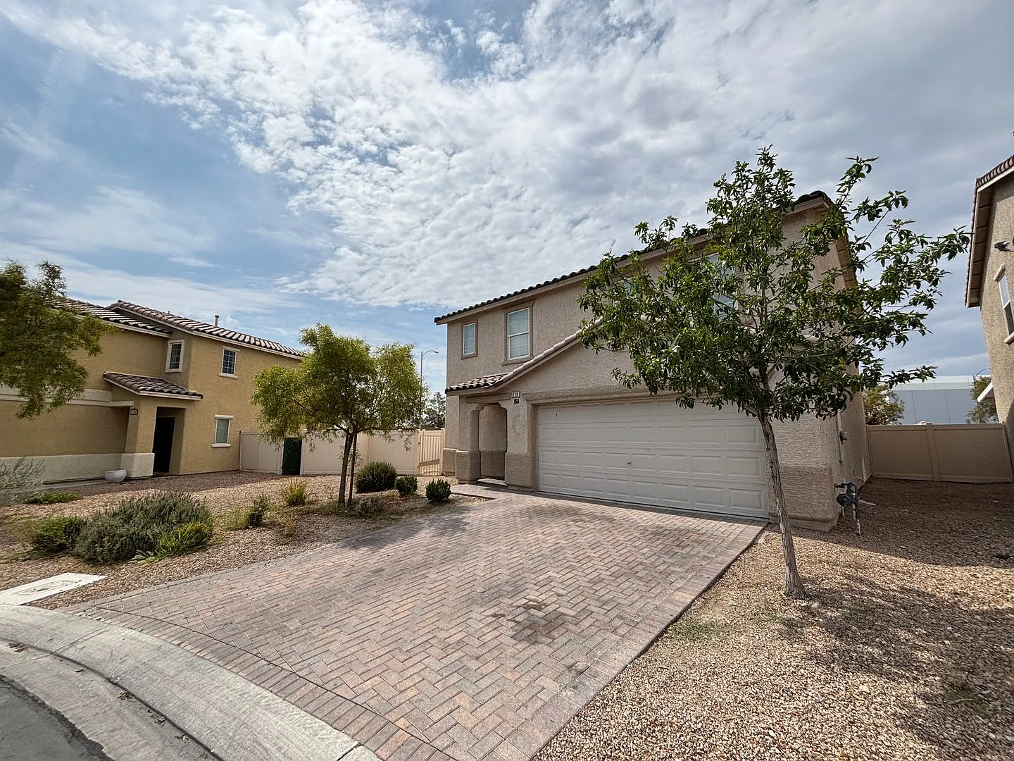 Gorgeous 4Bed/2.5Bath/2Car home located in North Las Vegas Raven Hill gated community! — Photo 2