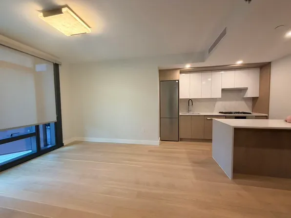 38-20 Parsons Boulevard image 4 of 6