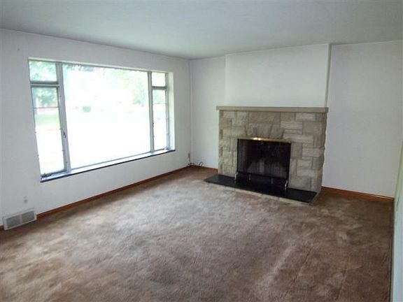 4th image of 909 Willowdale Ave