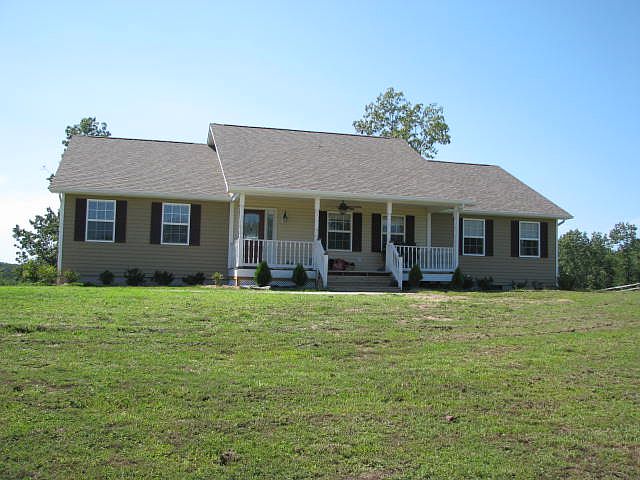 BRAND SPANKIN NEW HOME ON 212 ACRES!