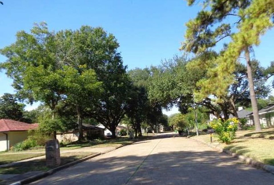 Exterior Neighborhood (street photo)