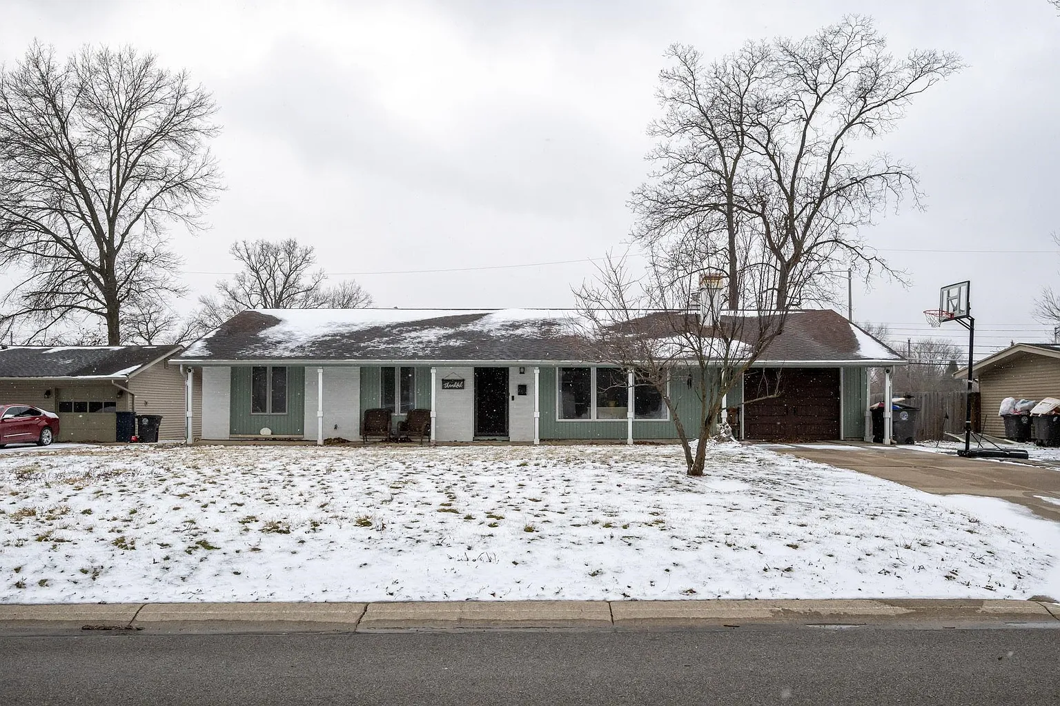 2923 Inwood Dr photo 1
