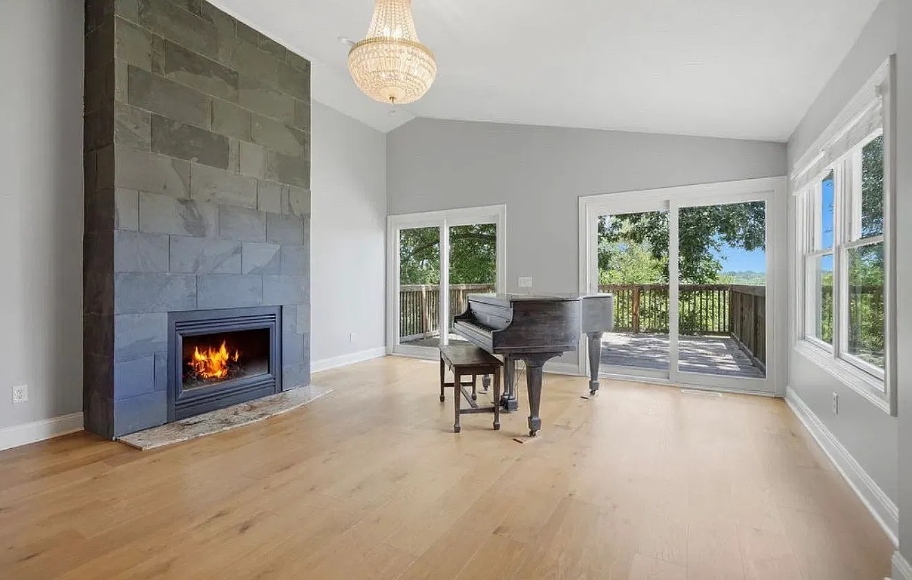 5 bed, 2350 sqft, $2,490 — Photo 3